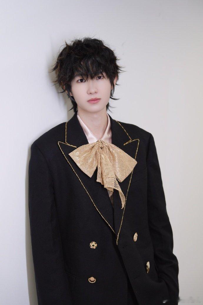 一诺爆改在逃王子 电竞选手一诺居然能这么有贵族感，爆改在逃王子，这造型赢麻了 