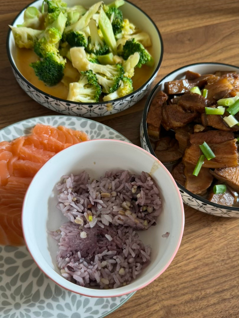 今天的午饭酱油笋炒五花肉盒马的三文鱼刺身清炒西蓝花～