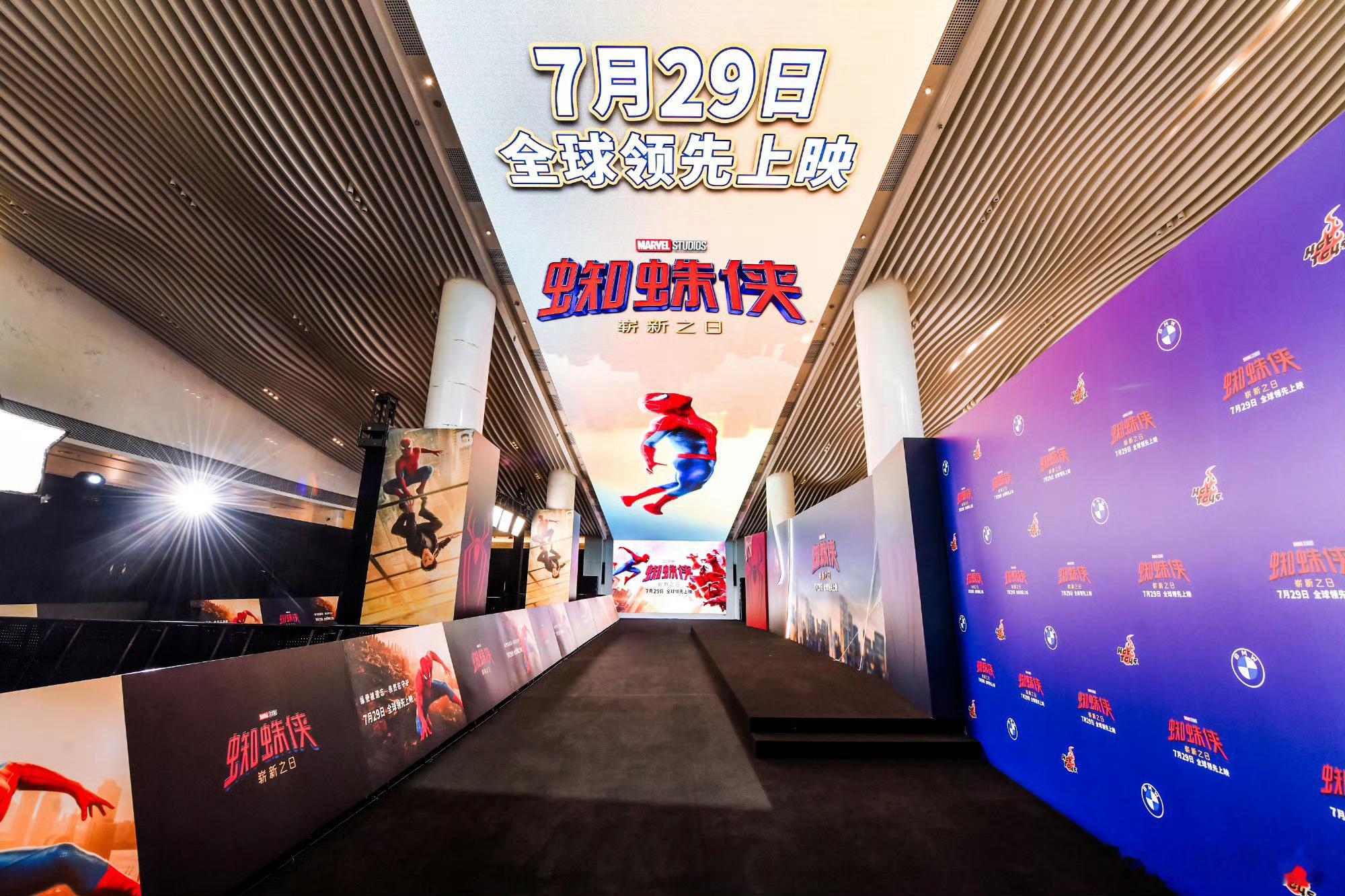 蜘蛛侠4中国主创见面会荷兰弟从走上红毯就对上海影城标志性的天幕（图2）产生了兴趣