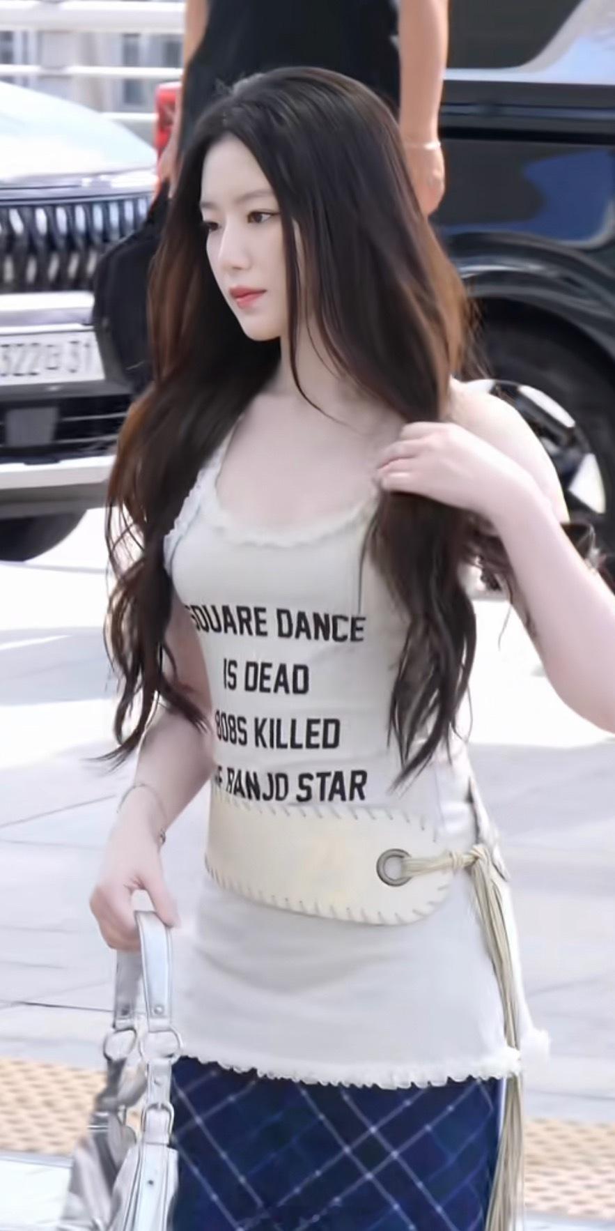 叶舒华瘦下来美成真人bjd了天呐，一段时间没关注怎么这么瘦了，还是更喜欢有点肉肉