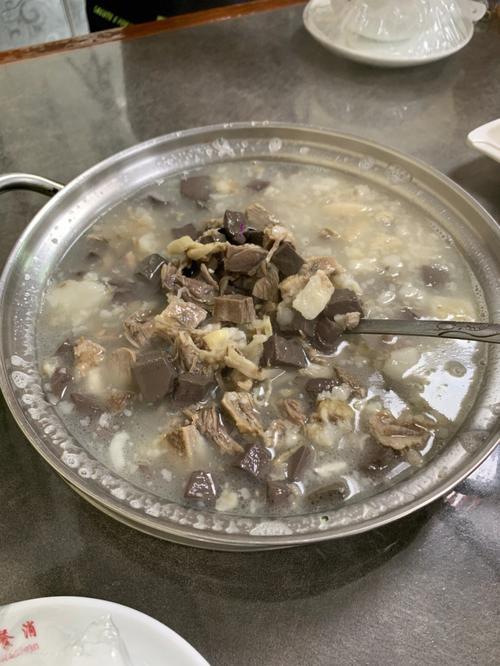 辽宁美食，来本溪打卡美食攻略！
辽宁本溪美食推荐：
1、小市羊汤、工字楼坛肉、长
