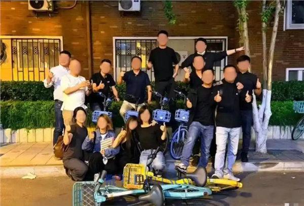 【哈啰再回应员工聚会脚踩青桔美团单车】哈啰回应员工脚踩青桔美团单车近日，一张哈啰