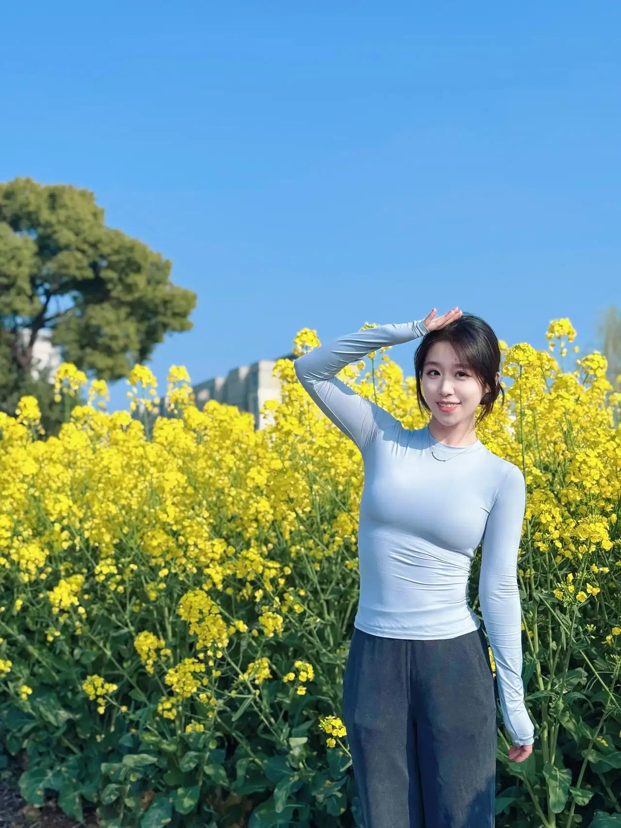 在油菜花田中，微笑的少女与蓝天相映成趣🌼🌞爱拍生活乐趣分享