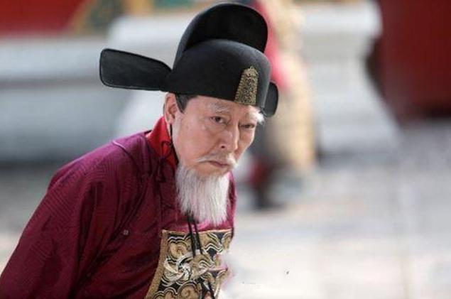 1560年，严嵩80大寿，可他却给拜寿的官员，一人一碗恶心的粪水。尽管如此，他们