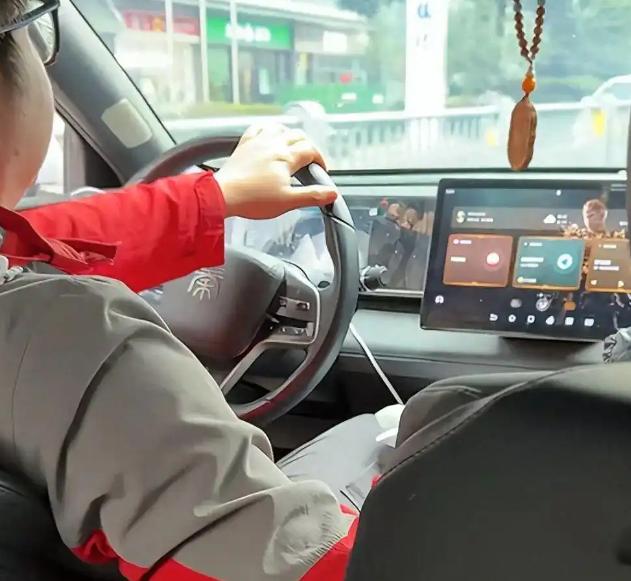 离了个大谱！浙江一男子4S店买车后狂薅店家羊毛，一年进店蹭饭260次还带饭盒到店