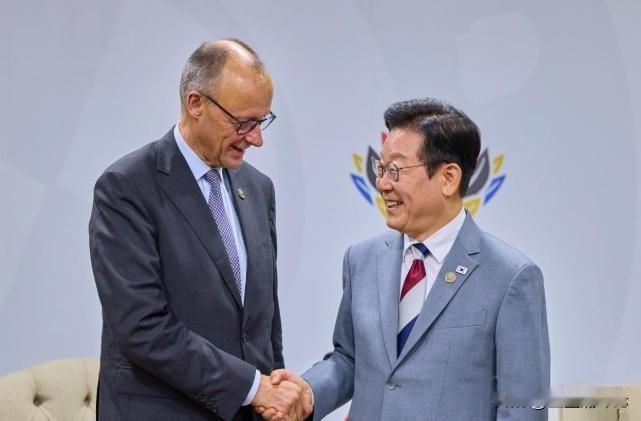 德国总理默茨在g20峰会上向韩国总统李在明求教，故意躲开了日本首相高市早苗。
韩