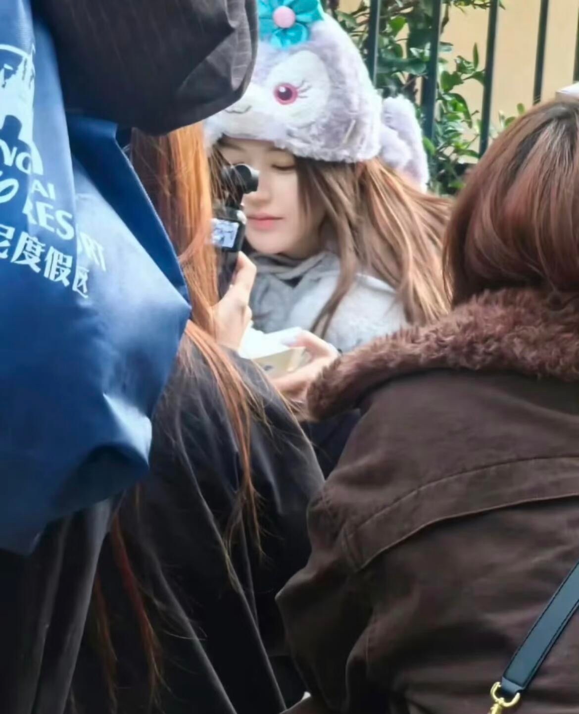 今天在迪士尼被偶遇到的赵露思生图 