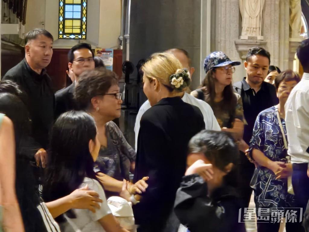 星岛：吴文忻追思弥撒举行 好友彭秀慧澄清婚姻状况 二人最终并未离婚前港姐吴文忻于