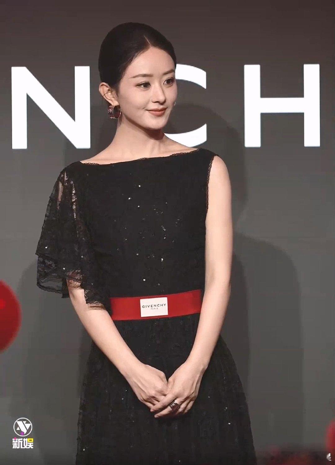 赵丽颖红腰带闪钻裙赵丽颖红腰带露背裙赵丽颖直播好美的颖宝！终于出场了~一袭黑色的