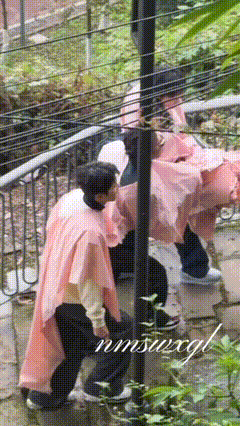 贺峻霖阿如那看起来命很苦的样子阿如那扶着贺峻霖的肩往上爬，贺峻霖抱着一大坨粉布—