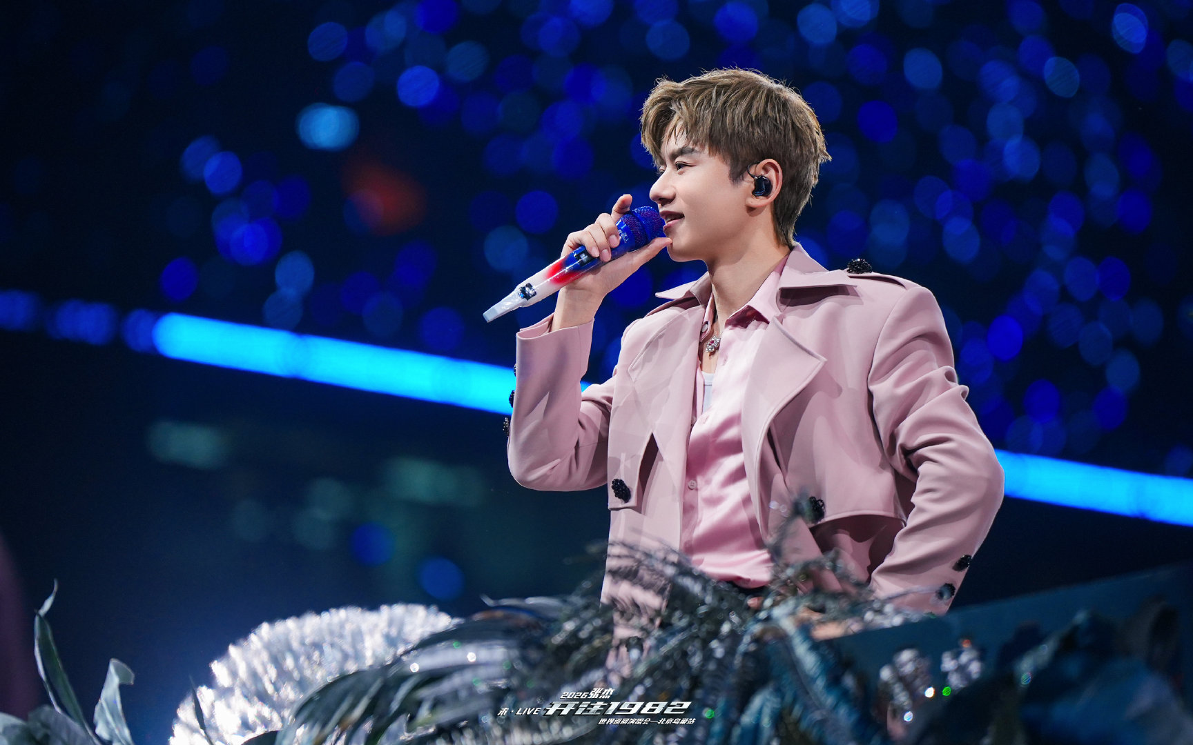 张杰被张杰鸟巢开心组曲治愈了这才是演唱会该有的样子啊！张杰鸟巢开心组曲一出来，烦