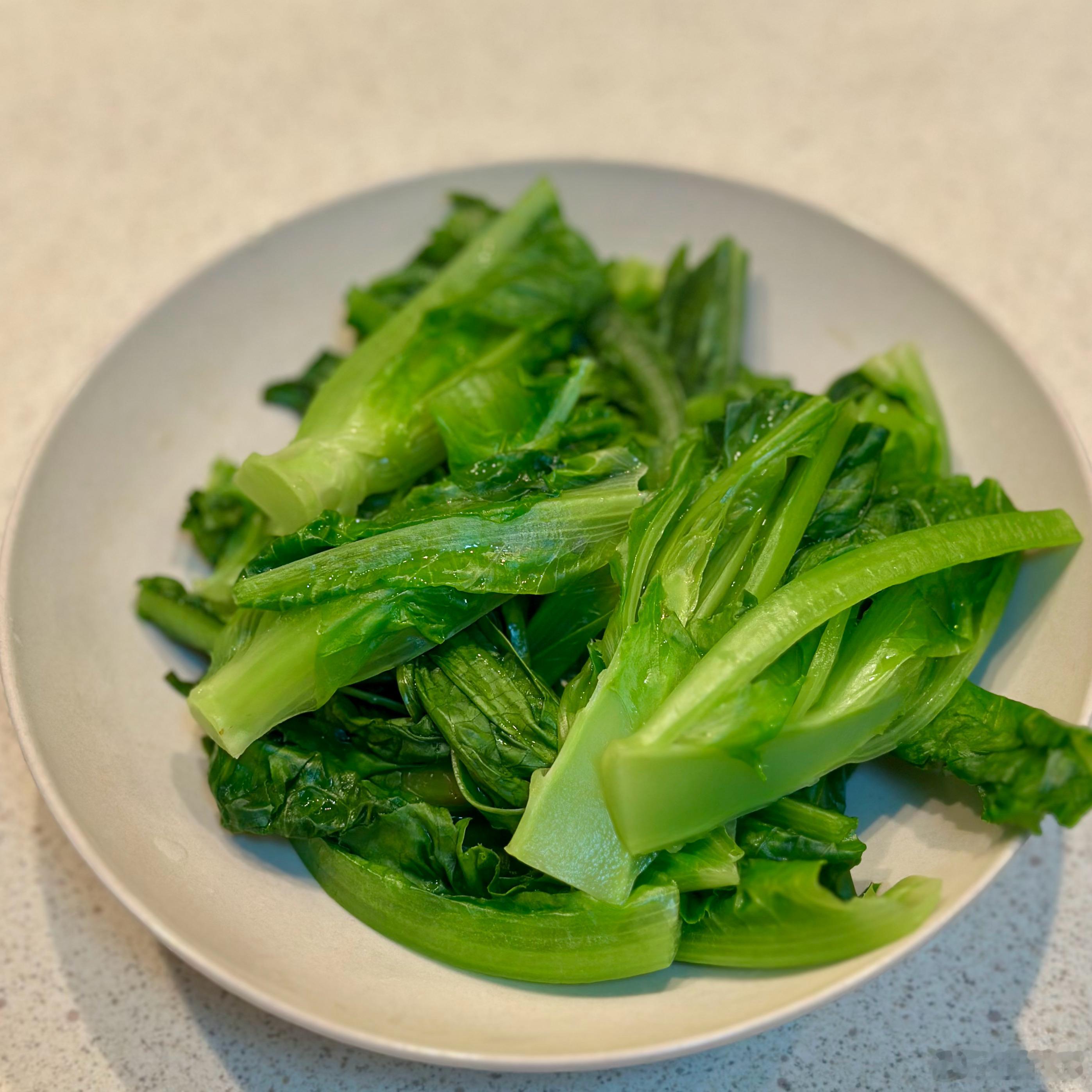 晚餐。雪菜烧黄鱼，白灼油麦菜，主食有杂粮饭和蒸红薯。 