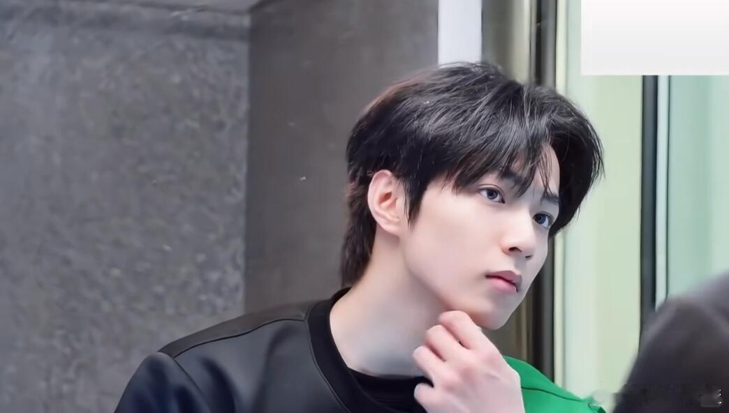 刘耀文素颜太权威了 素颜无滤镜也能直接封神，骨相优越眉眼精致，自带建模脸既视感，