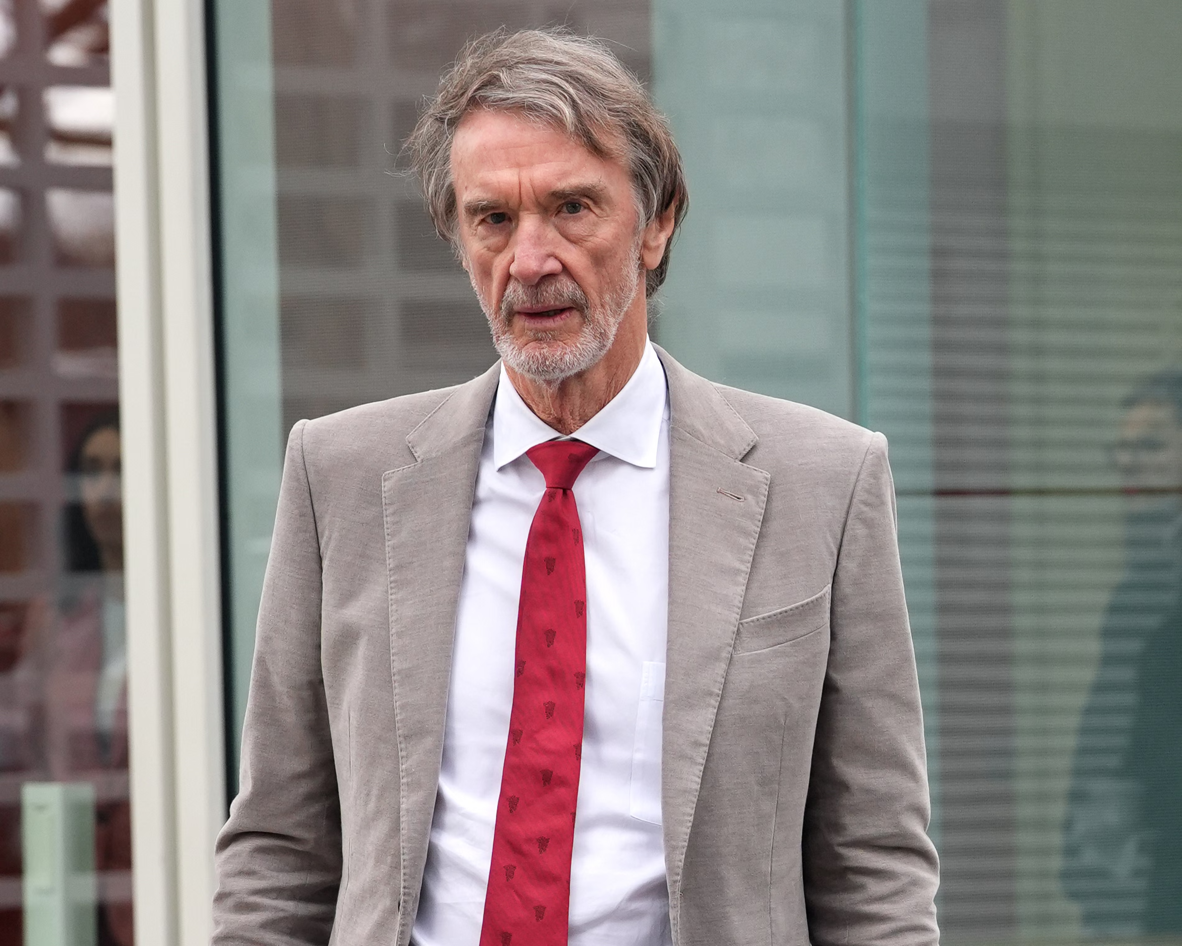 曼联 卫报的一篇新闻：《据称英力士正洽谈出售部分业务以应对不断上升的债务》这个部