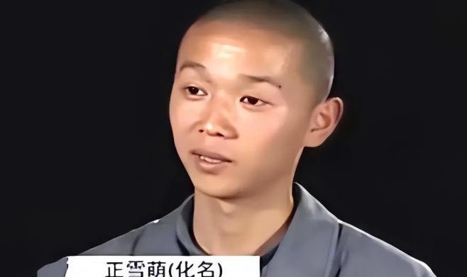 2010年，17岁的郑雪萌看到母亲投入他人怀抱，怒火中烧，最终捅伤了那个男人。父