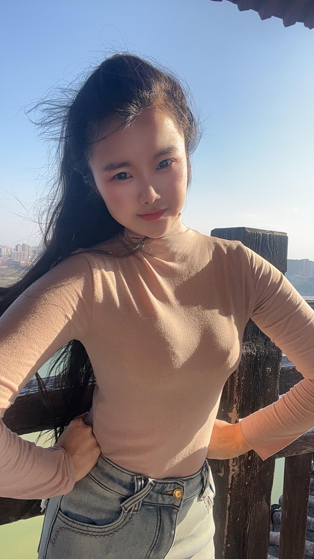 我喜欢海也喜欢江与河，一眼放去的风景，蓝色的天空