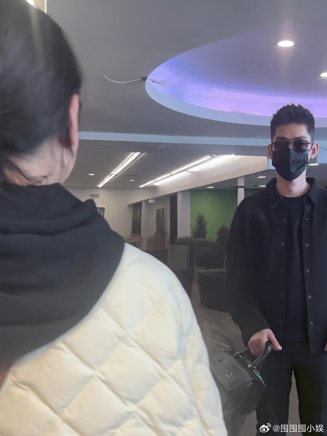 韩国机场偶遇张翰网友在韩国机场偶遇张翰，站在人群中又高又瘦的。网友在韩国机场偶遇