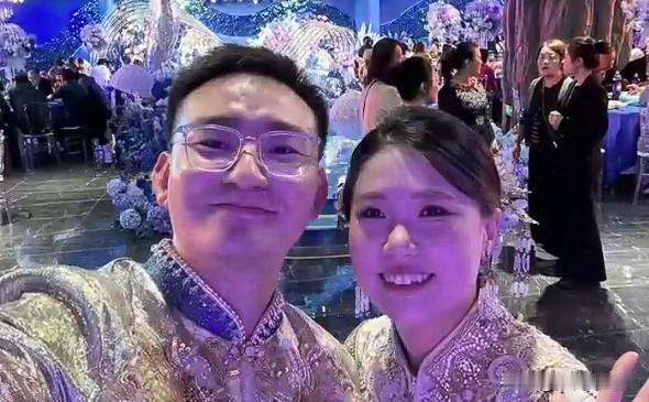 现在的年轻人活得真通透！辽宁新人花3小时用AI做婚纱照，水印都没去掉！宾客一眼看