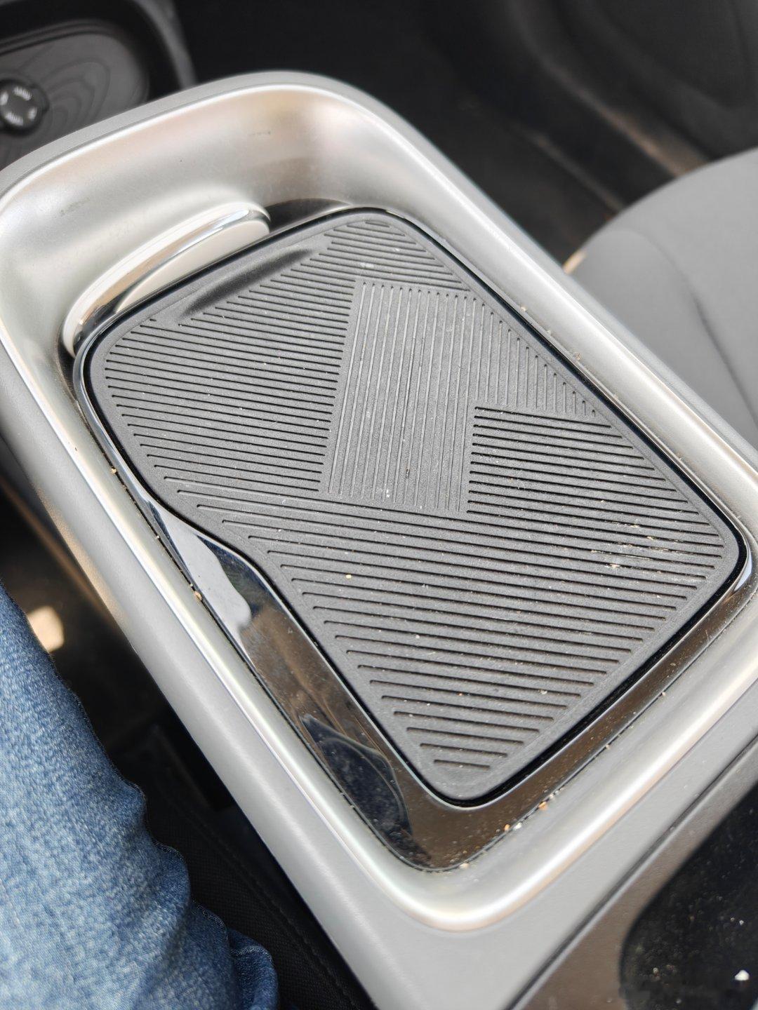 我是不该对这种小车的充电功率有什么期待 手机还忘了充电，这个无敌丐版把无线充电板