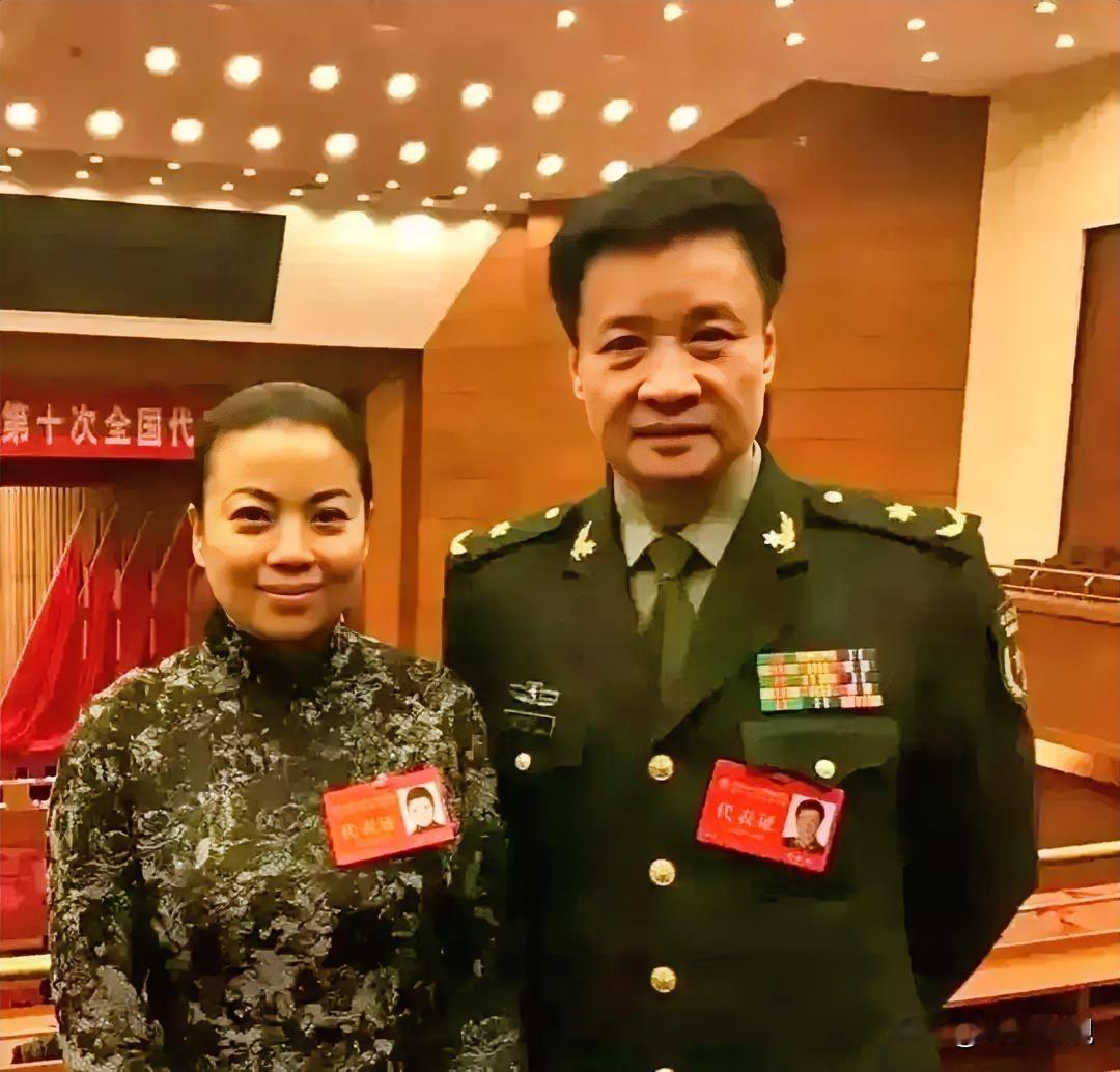 两位歌唱家素颜时状态。清俊儒雅的闫维文一如既往，圆润端庄的张也没有了舞台上的靓丽