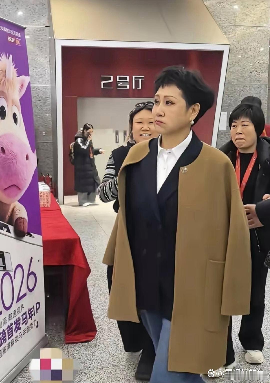 张凯丽近照气质大变，整个人状态焕然一新，和从前的感觉完全不一样，越看越有韵味～ 