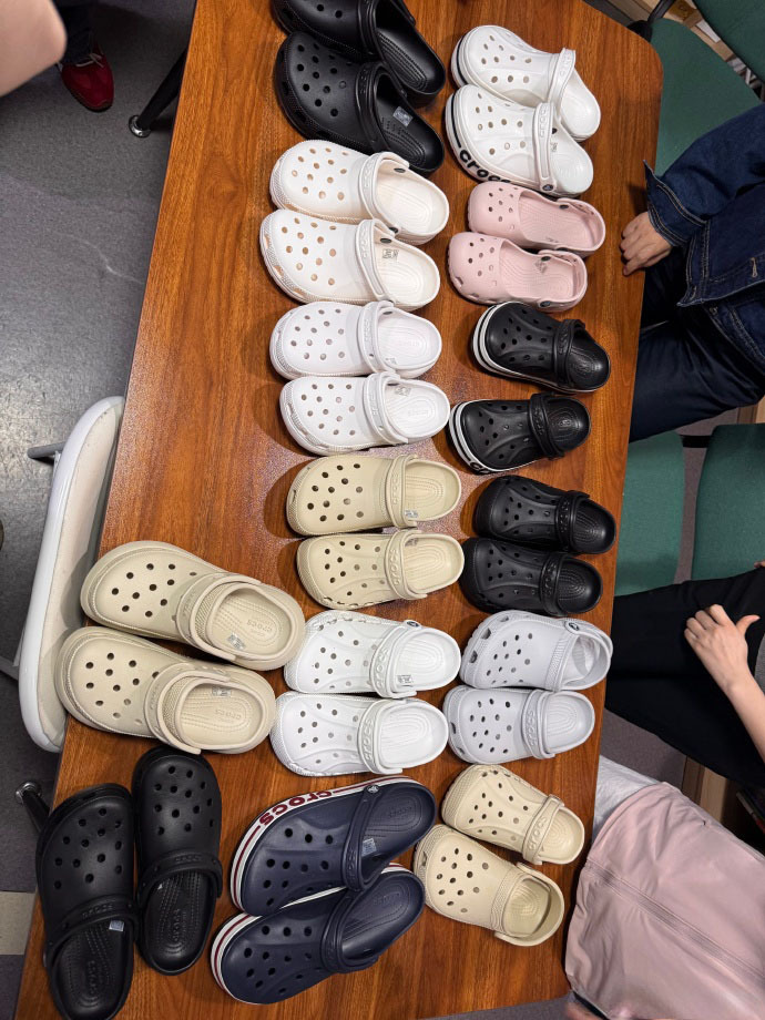 crocs的洞洞鞋，尾货清仓，非原包装，低至149元起，今天上线。有需要的评论区