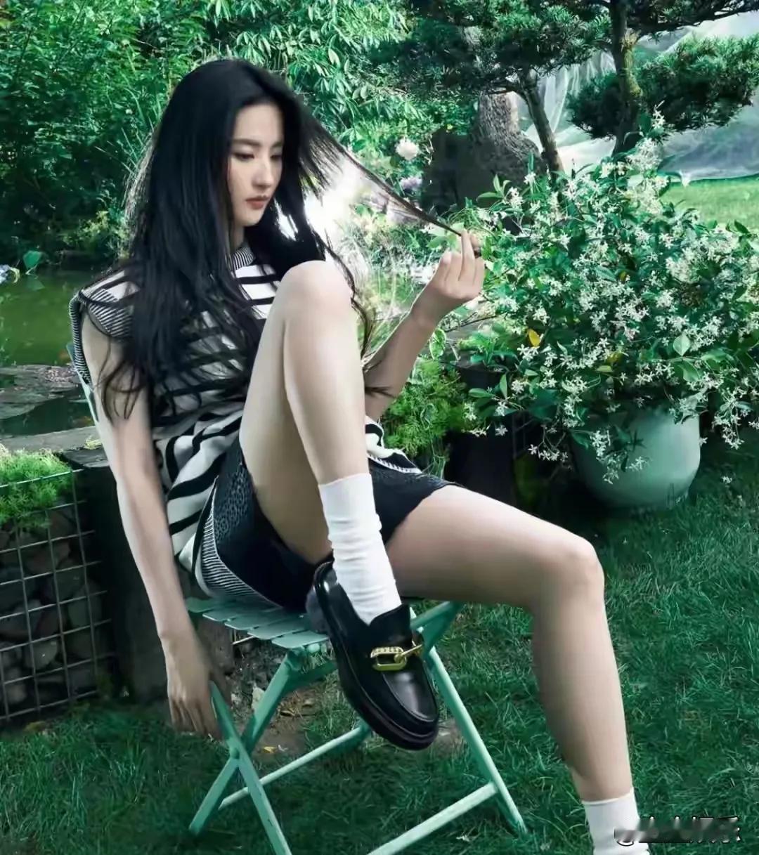 刘亦菲仿佛自带时尚魔力，无论怎么穿搭都好看。瞧她，一件简单的黑白条纹T恤搭上一条