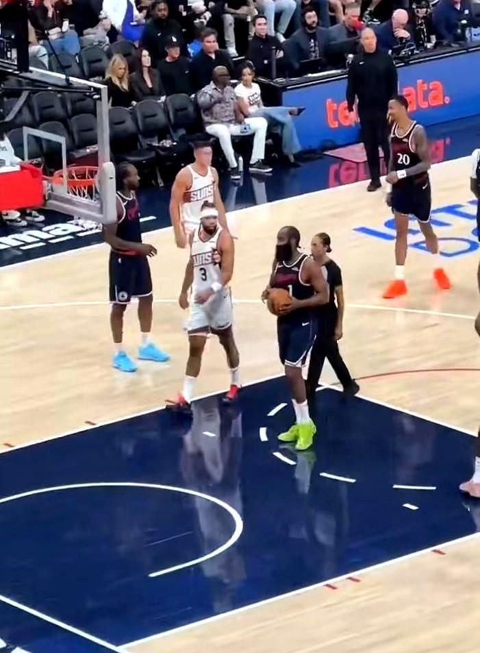 12月15日，菲尼克斯球馆，狄龙伸手戳哈登，38秒后连挨三记三分，太阳主帅摊手：