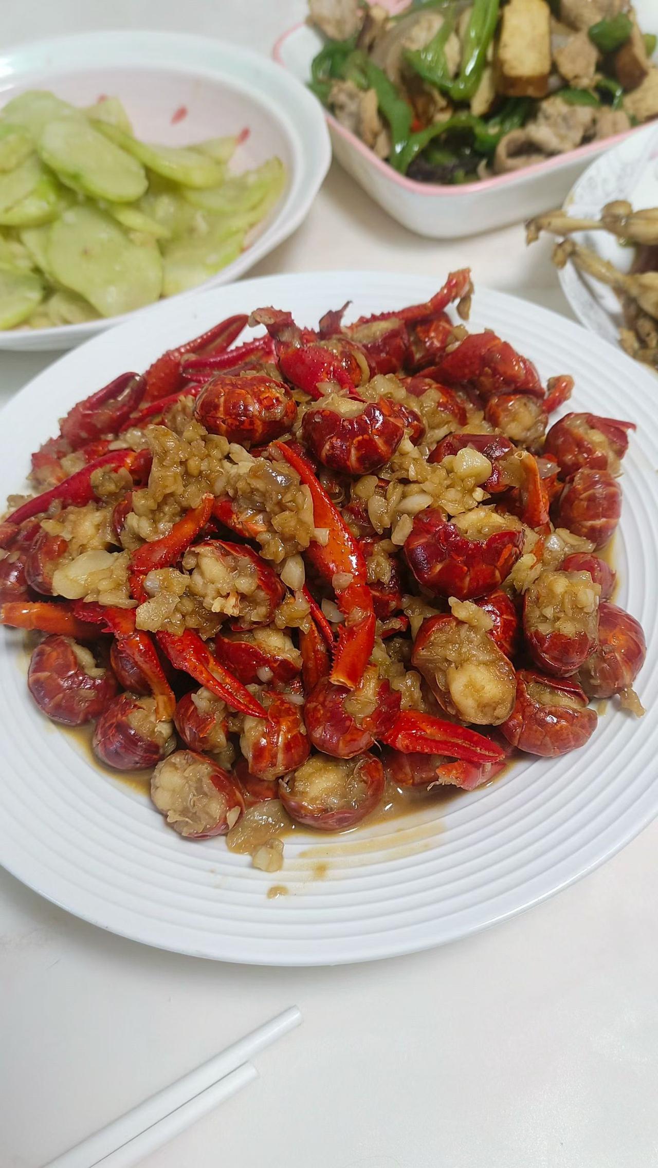 今天是我婆婆生日，老公给了我300块钱买菜做饭，我做了4个菜，
可老公说我太敷衍