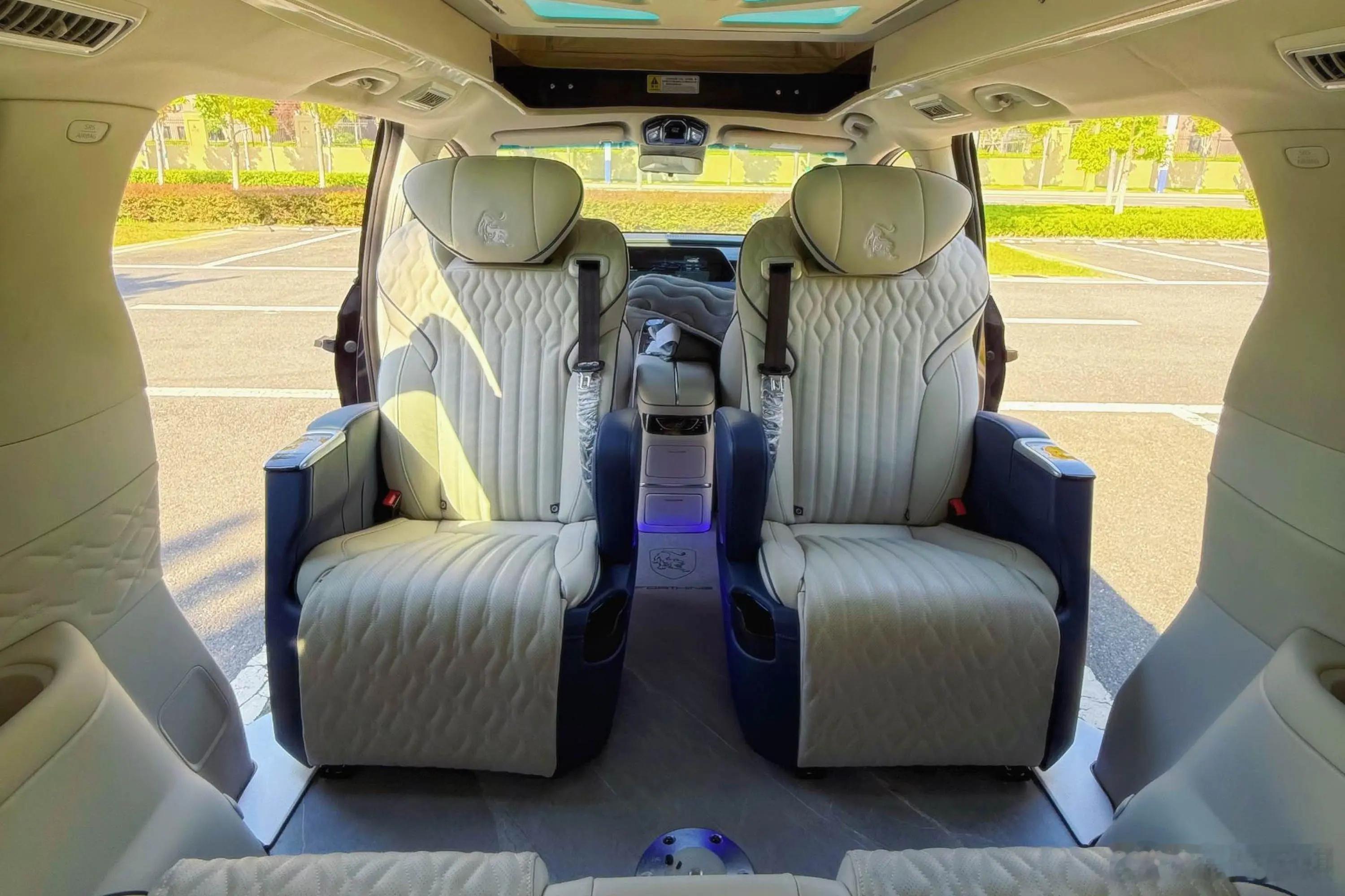 开星海 V9 带娃出行是真的省心，二排座椅能横移，照顾娃超方便，侧滑门配低地台，