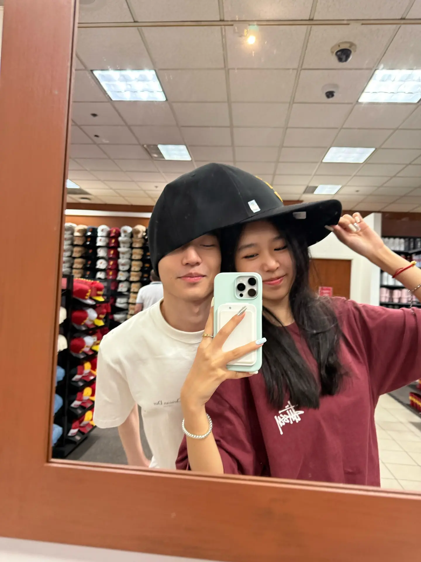 这帽子居然只能塞进两个头..臭妹妹挤不进。