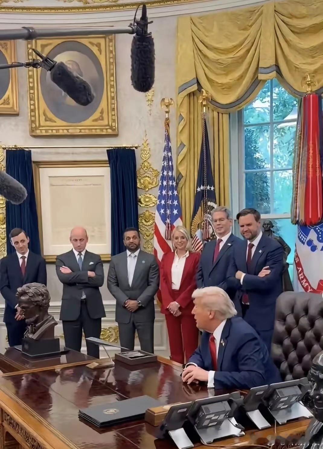 你绝对没看错！这正是美国总统在办公室召开记者会的现场景象——不少随行的高层人员全