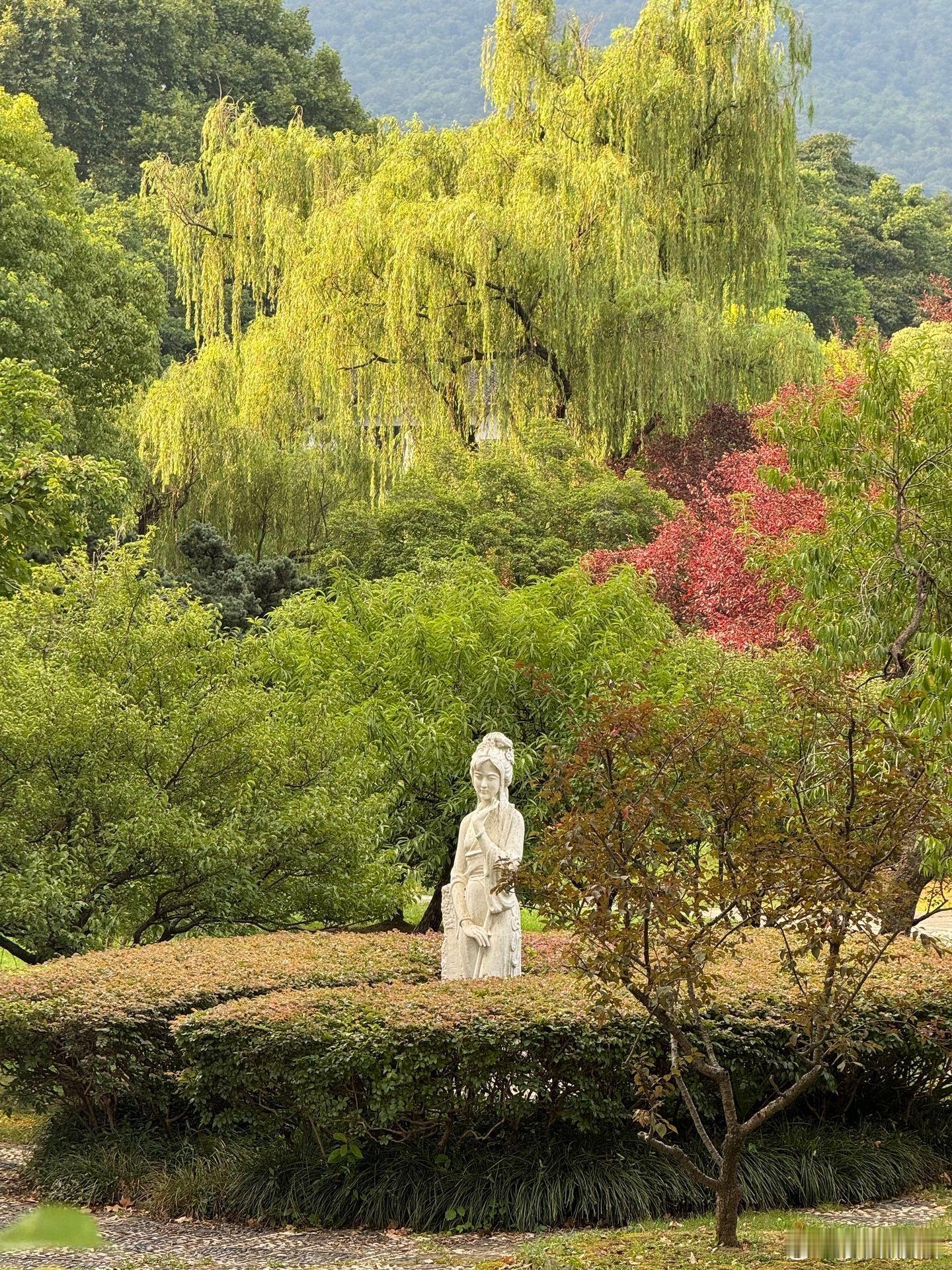 南京什么都知道，所以明孝陵里才有黛玉葬花的雕像吗 