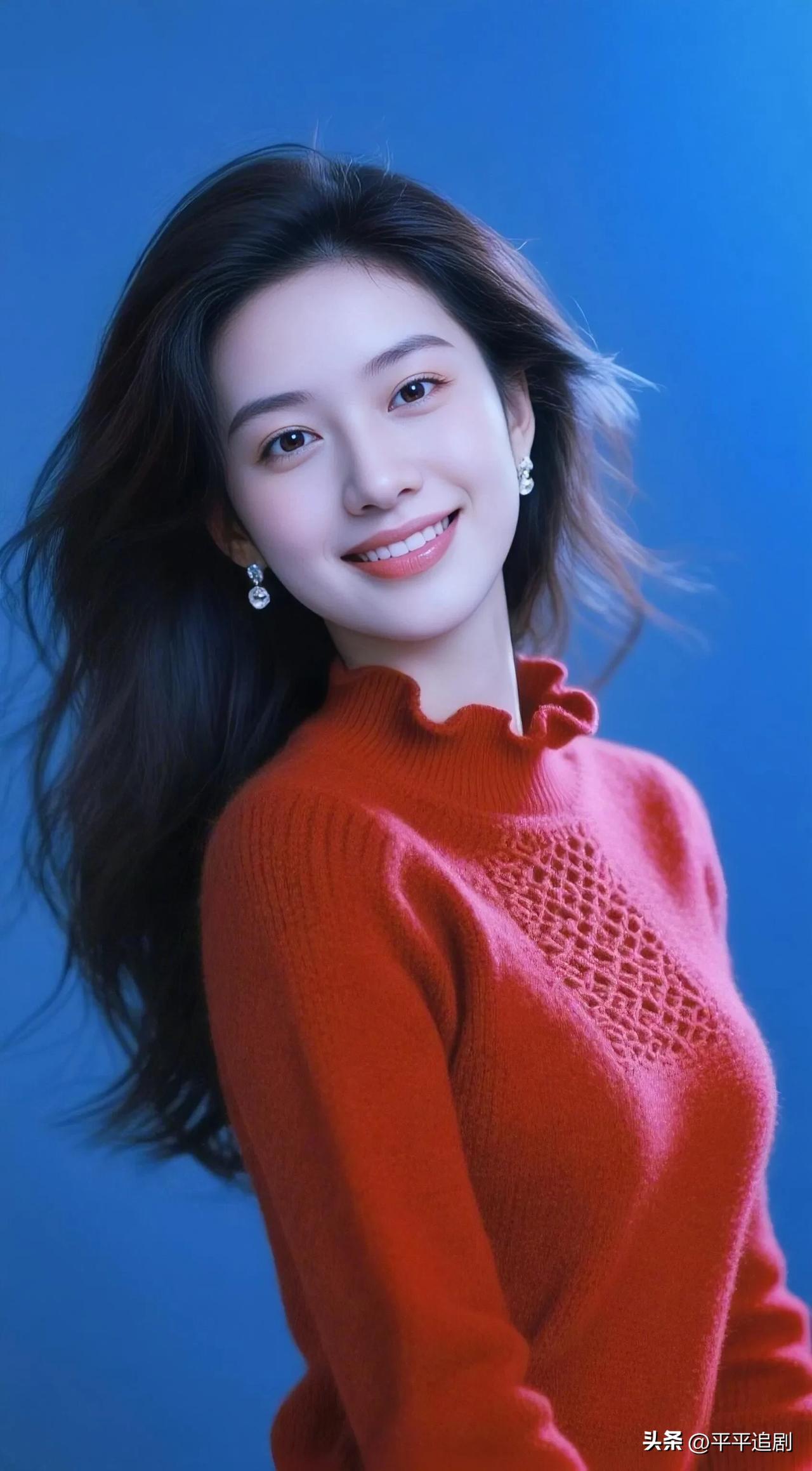 暖橘毛衣裹着温柔，蓝调背景衬着笑意，风拂过发梢，把春日的明媚都揉进了笑容里。
淡