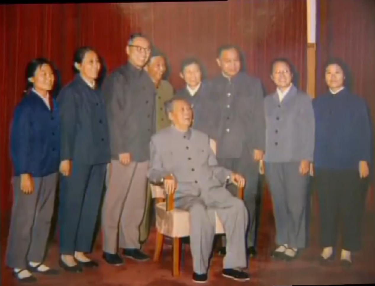 1976年春节，在白内障手术康复之后，毛泽东主席看了一场电影《难忘的战斗》，当他