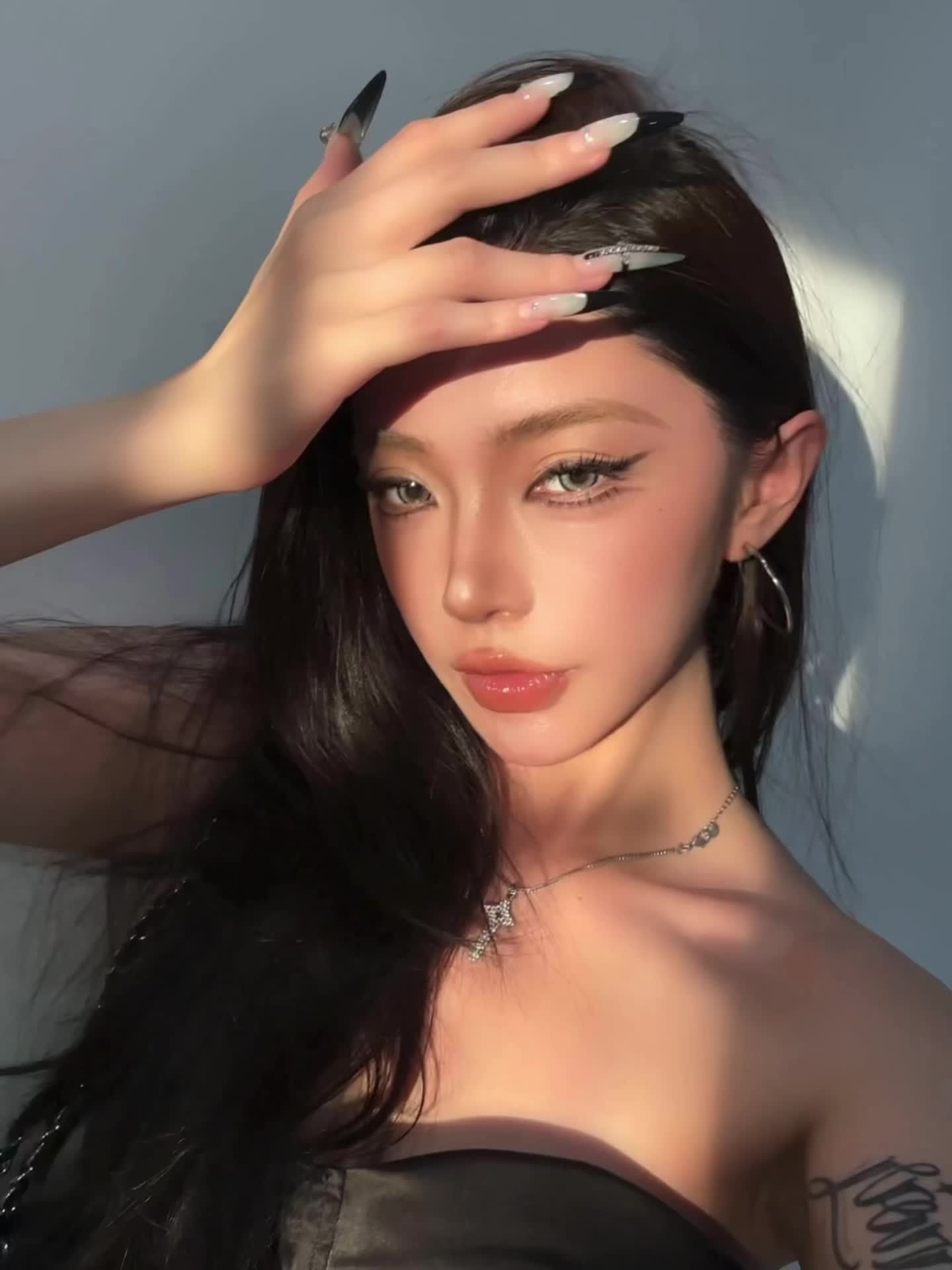 别看了 我这种女人不适合你