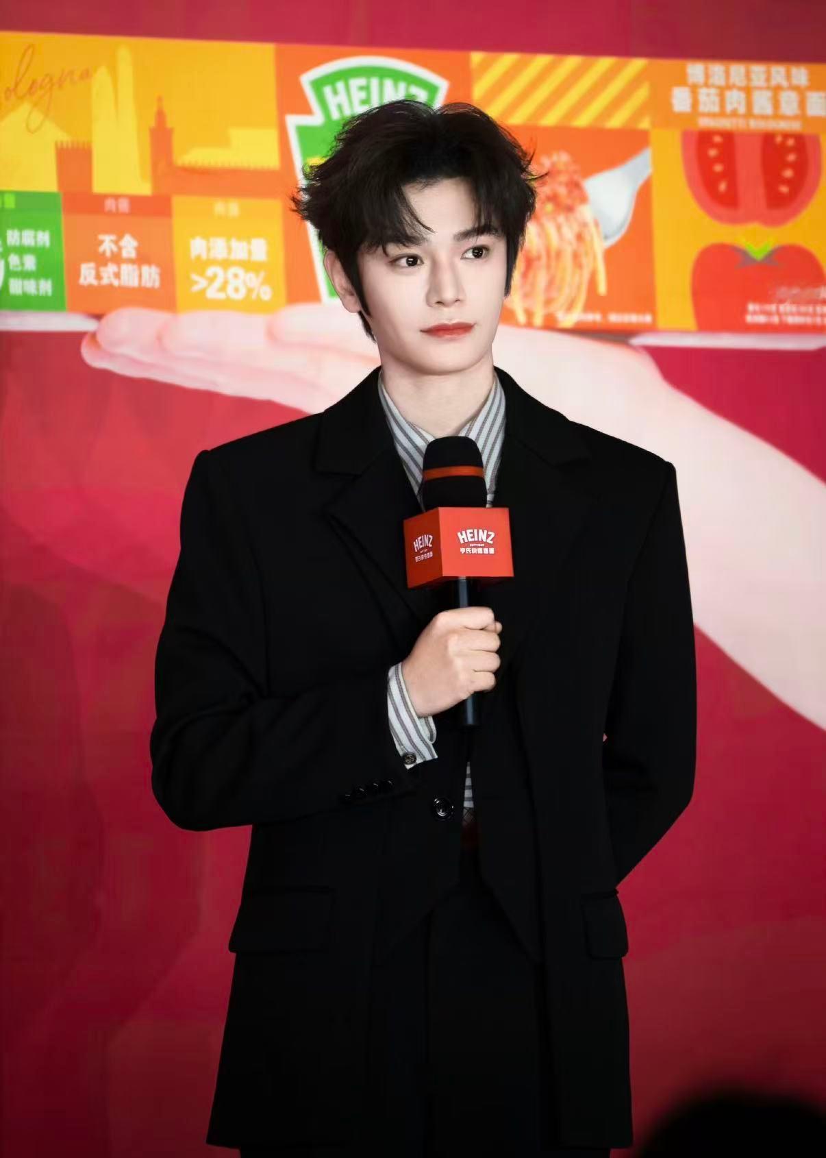 丁禹兮亨氏见面会 路人看丁禹兮亨氏见面会，被帅到！西装造型超有格调，作为品牌代言