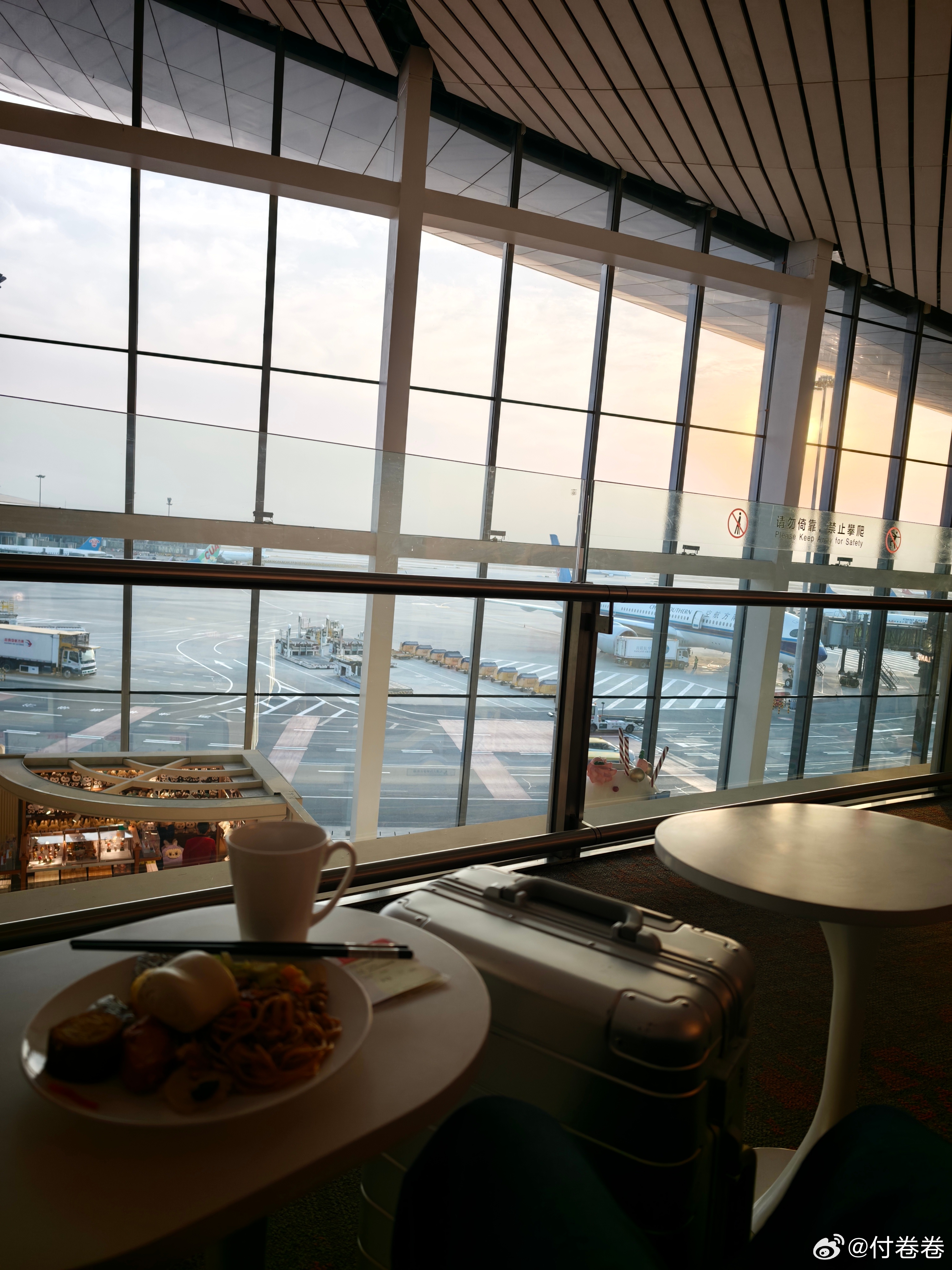 大兴机场的南航让我长见识了，原来坐飞机可以这么舒适的过安检，登机口也那么近我的日