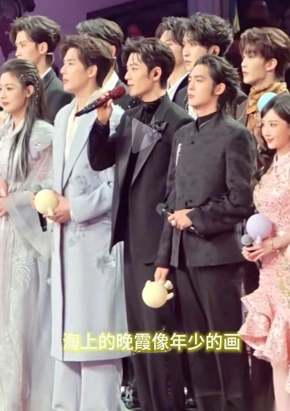 有些喜欢，真的只能活在单人cut里。
我跟你讲，就那张图，简直就是大型滤镜破碎现