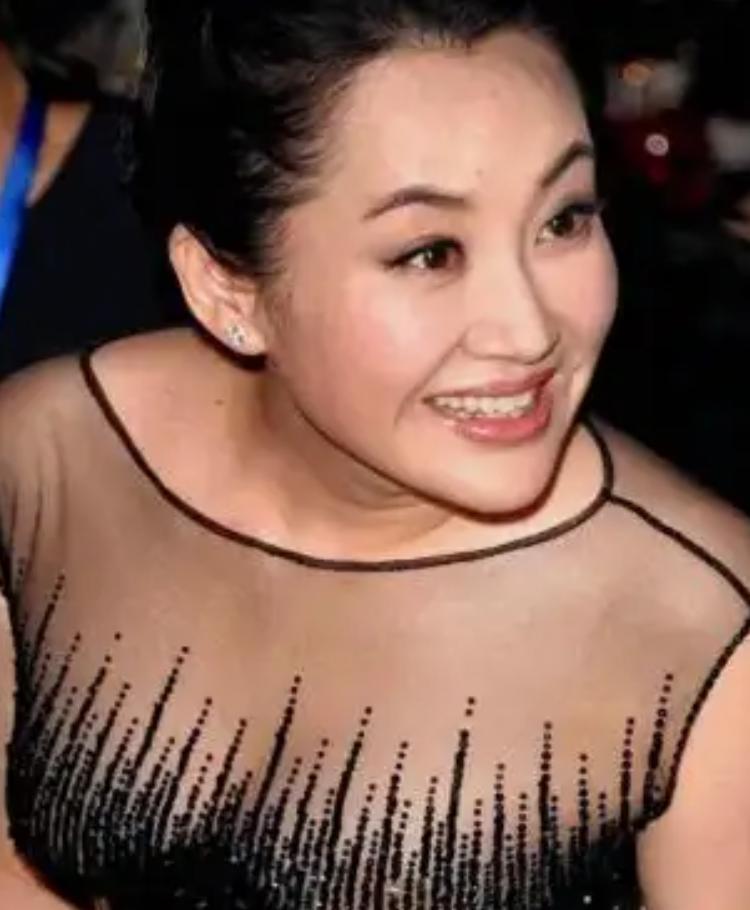 1997年，已有家室的商人刘波认识了演员许晴，之后他花3000万元买下北京宽街的