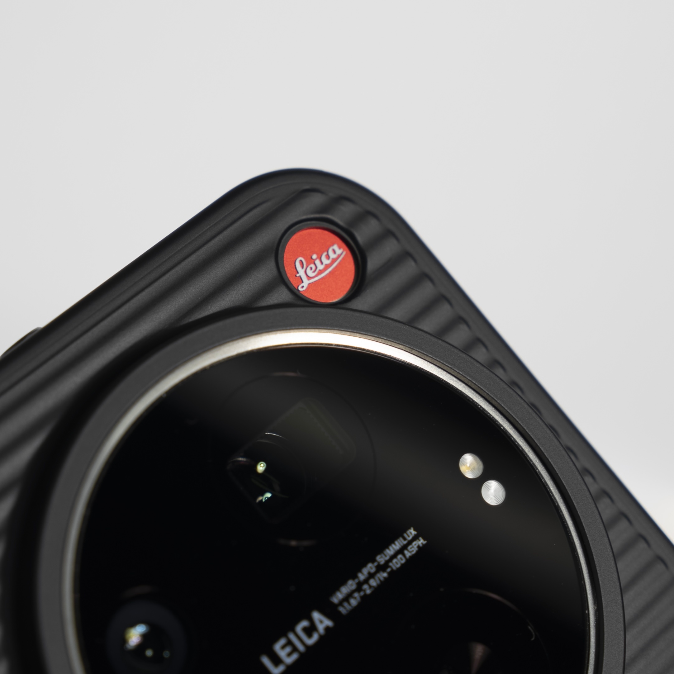 徕卡标这个开孔小细节真的越看越喜欢，越用越舒服徕卡标位一体化注塑成型，并通过 C