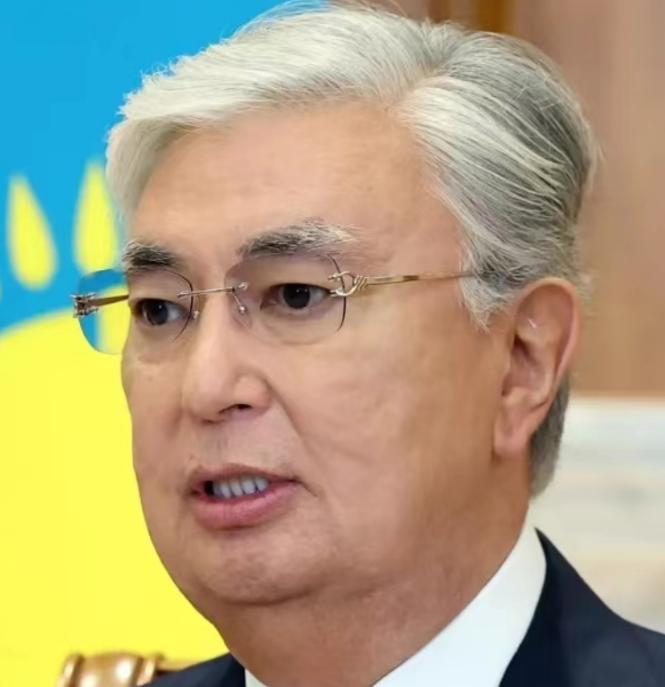 哈萨克斯坦总统托卡耶夫形象一落千丈，随着日本—中亚五国峰会的展开，世界大部分国家