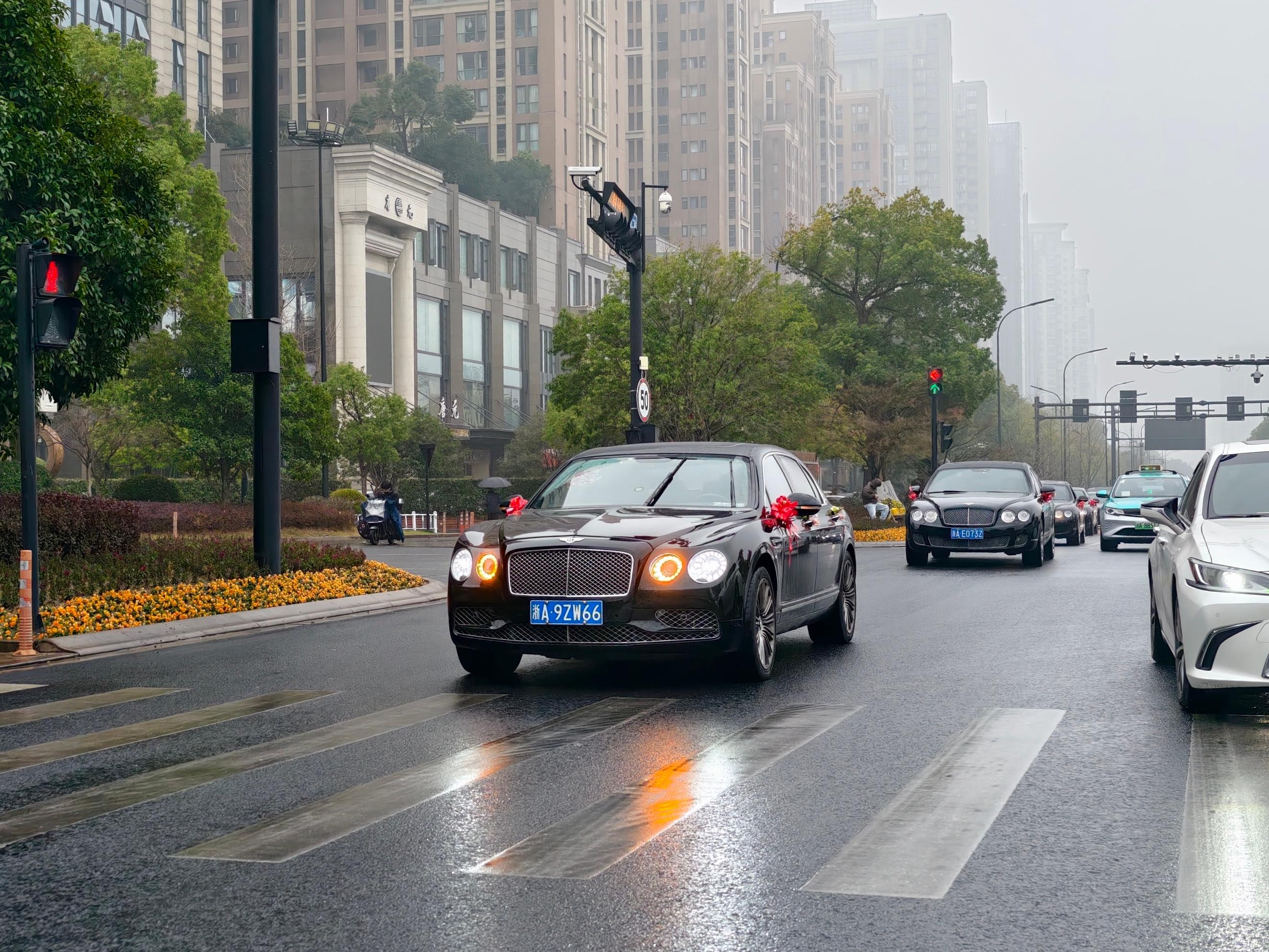 前面出师不利，现在路上又见喜。偶遇了一队宾利飞驰的婚车队，东哥惊呼，淡淡的来了一