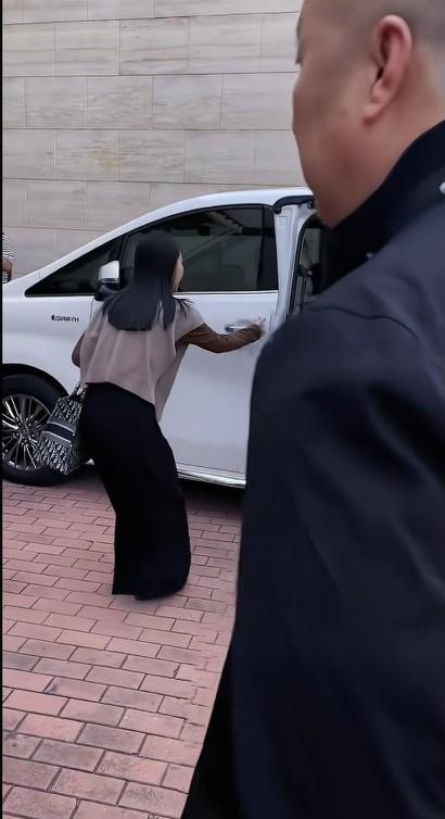 知道郭德纲京剧唱的不错，但没想到他还曾被聘为天津评剧院荣誉院长。
百忙之中，郭德
