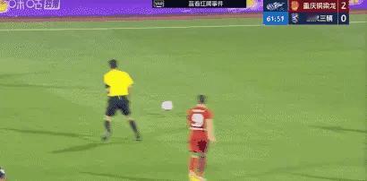 重庆铜梁龙vs武汉三镇 比赛第64分钟，杜月徵被红牌罚下！武汉三镇的机会来了……