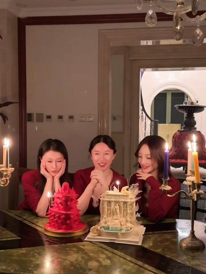 霍思燕李小璐甘薇聚会  泰迪姐妹团聚会  霍思燕李小璐甘薇聚会，活久见！！ 