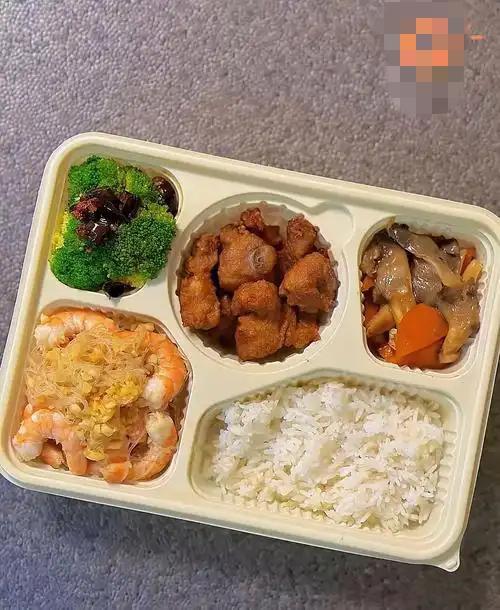 我朋友在商业街开了一家快餐店，三荤一素，饭还可以免费续，只要20块钱，大家觉得贵