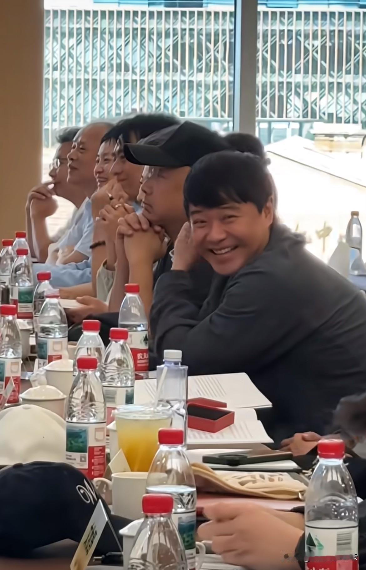 旁边是韩寒，就露了一个侧脸！
陈导笑得啊，嘴都咧到耳根了[捂脸][捂脸]
吴越写
