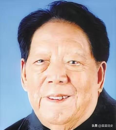 1996年。离休的铁瑛将军正在家里看报纸。就在这时，女婿走了进来。女婿说：爸！你