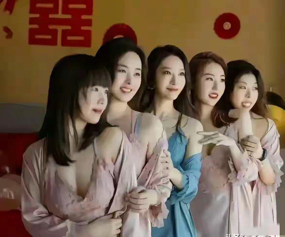 最后一个是不是拖累了伴娘团的颜值 ​​​